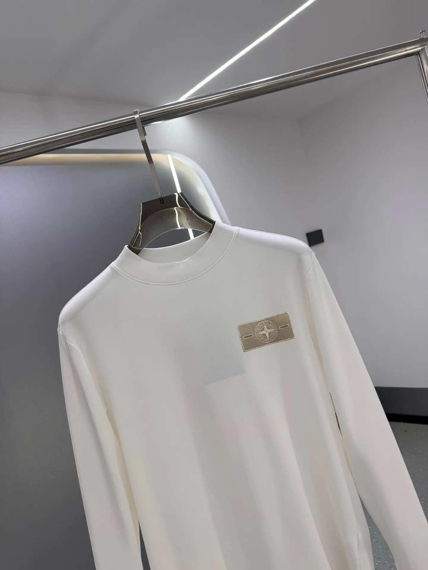P220 Stone Island 2025 autumn and winter men's latest trade order mid-collar bottoming shirt, in full condition! ! Designed with logo embroidery! Customized 100% pure cotton fabric! Weighing 330g, the upper body is comfortable and breathable, not stiff, and has a rich three-dimensional feel overall. It is a quality export order that meets the simple needs of commuters. The upper body effect is very good, slimming, and not picky about the figure. The fabric workmanship is impeccable. Black White Size: XS-2XL